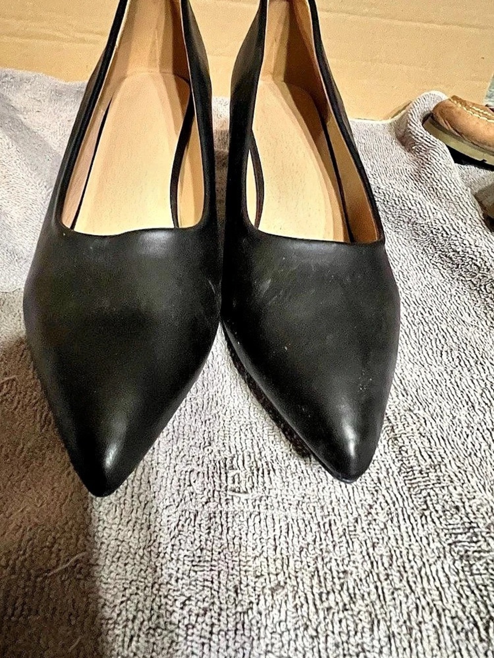 Women's Pointed-Toe Flats in Black